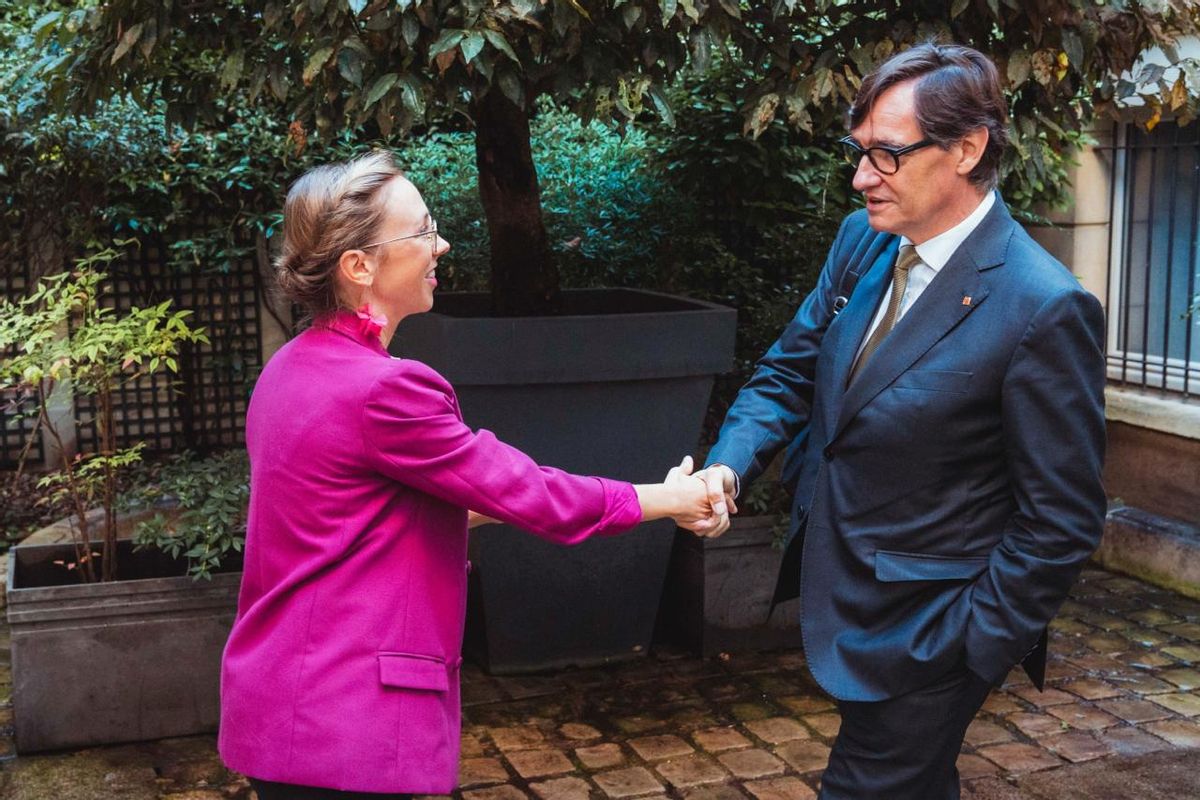 El president de la Generalitat, Salvador Illa, visita la delegación del Govern en Francia, ubicada en París, acompañado de la delegada, Eva Doya, y del embajador del Gobierno en el país, Victorio Redondo.