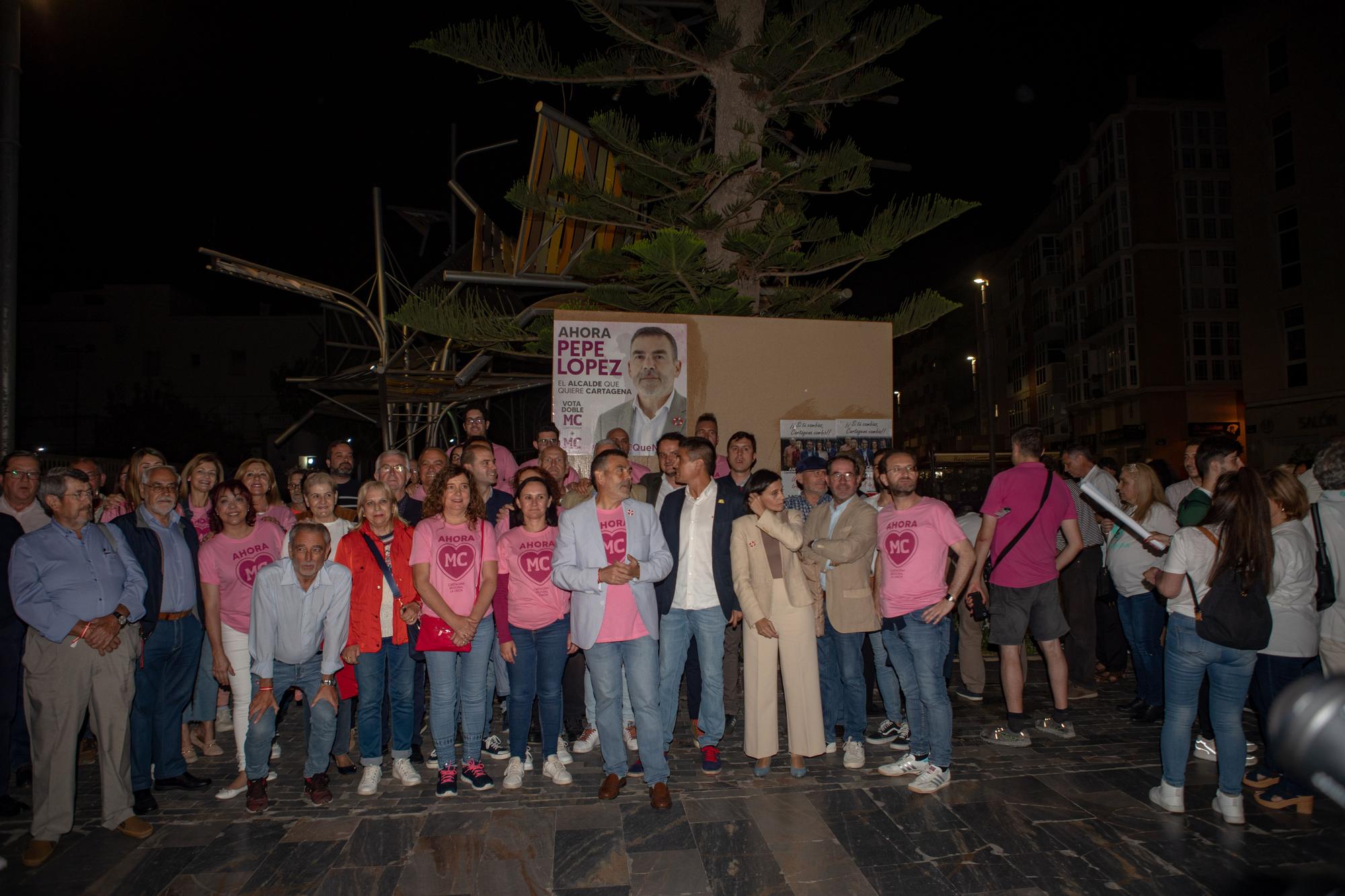 FOTOS: Cartagena abre la campaña electoral con la pegada de carteles