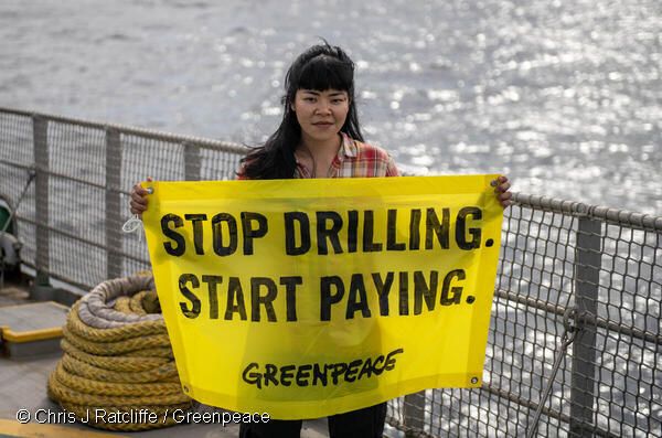 Activistas de Greenpeace se suben a una plataforma petrolífera al norte de Canarias para que deje de perforar