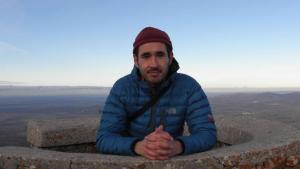 El investigador José Manuel Gasca, en una excursión por la sierra de Salamanca,