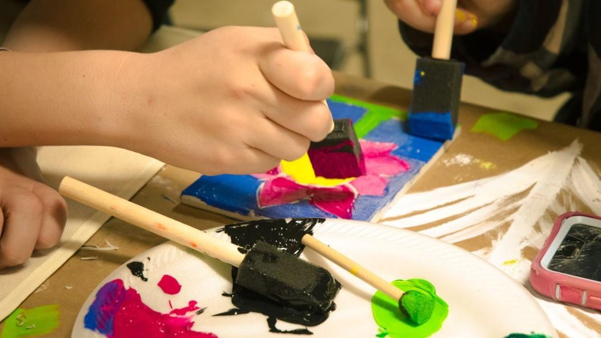 Cuatro manualidades para hacer con niños un día de lluvia.