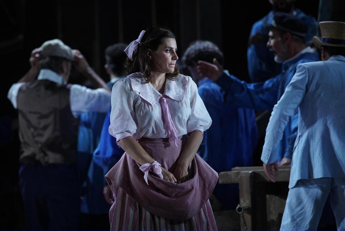 Sabina Puértolas como Marina