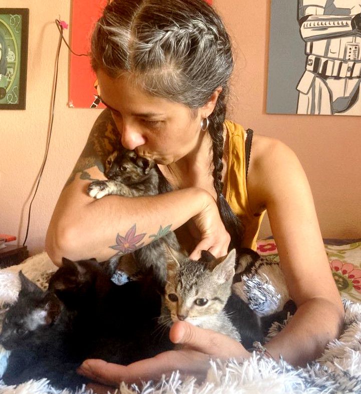Lara, de Os Biosbardos, con algunos gatos del refugio.