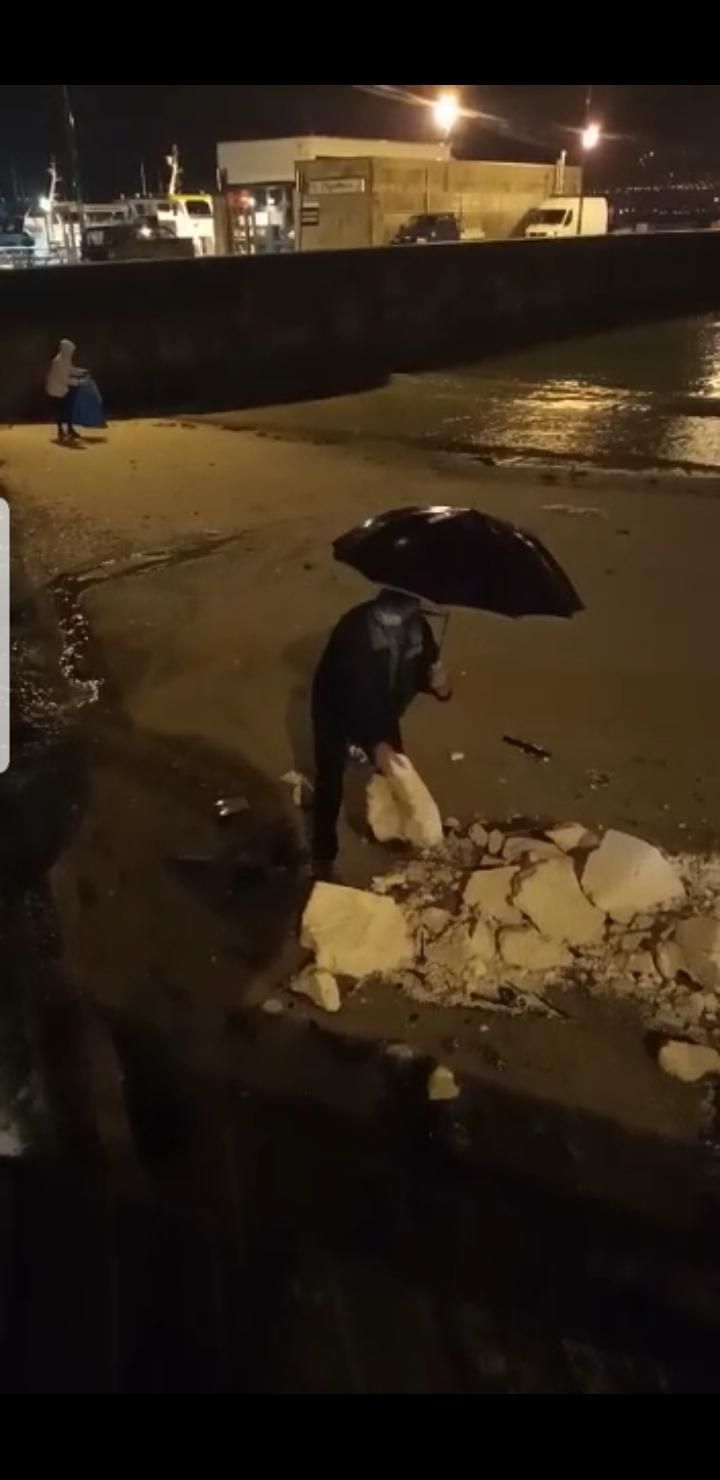 Un vecino retirando el porexpán de la playa de A Mosqueira. / Cedida