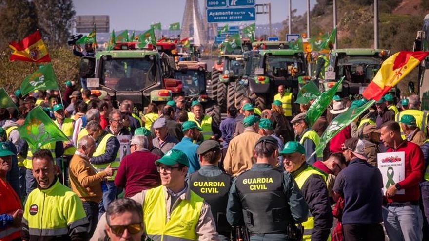 Los agricultores cortan 4 horas la autovía de Huelva