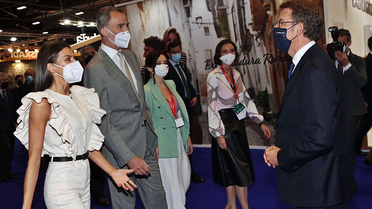 Don Felipe y Doña Letizia inauguraron ayer la 41 edición de la Feria Internacional de Turismo. En la imagen, con Alberto Núñez Feijóo, presidente de la Xunta de Galicia