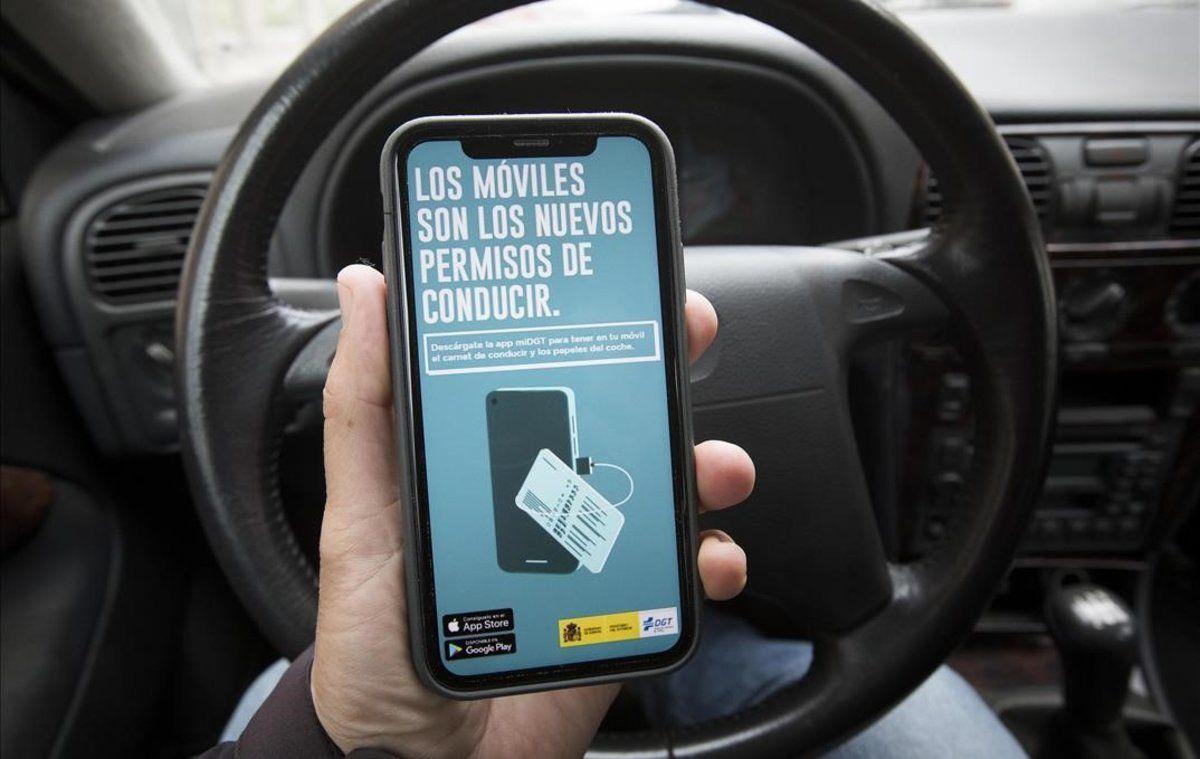 Imagen de la campaña promocional de la app MiDGT en un móvil.