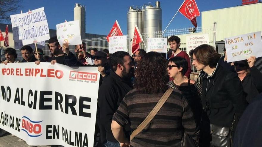 Silvia Cano y Bel Oliver, del PSOE, ayer en la concentración en Bimbo.