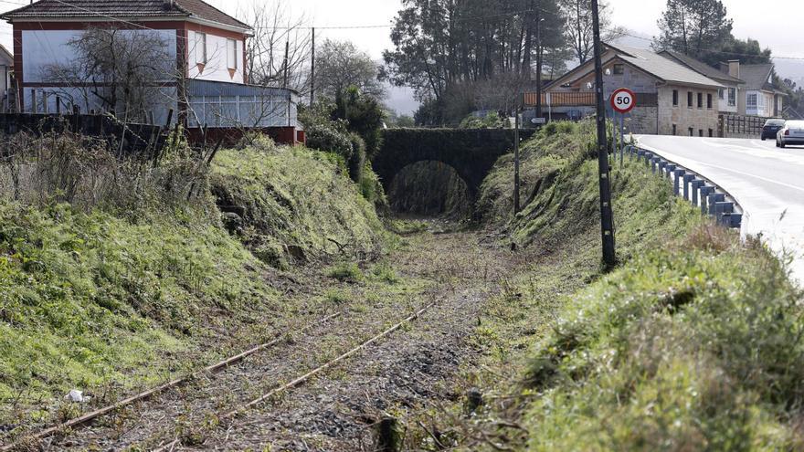 Vieja vía del tren a su paso por Paredes, en Vilaboa, recientemente liberada de maleza.   | // GUSTAVO SANTOS