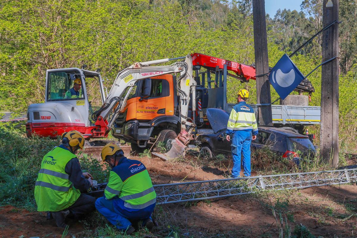 Trabajadores de Elecnor en la zona del accidente.