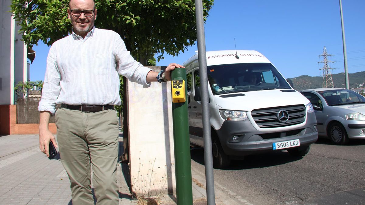 Bernardo Jordano muestra el botón a baja altura para solicitar el cruce.