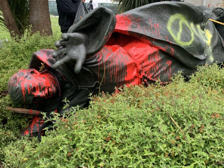 Derriban la estatua de Fray Junípero Serra en San Francisco (Estados Unidos)