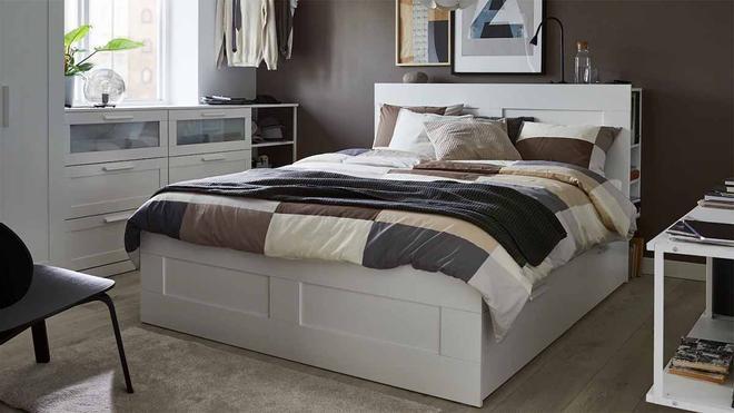 Dormitorio de Ikea con cama con cajones tipo canapé