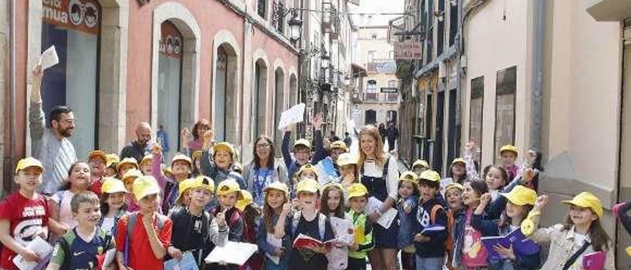 Niños del colegio Atalía de Gijón, junto a Dulce Victoria Pérez Rumoroso, en el centro histórico de Avilés realizando la &quot;ruta Ratonchi&quot;, inspirada en el popular personaje de los cuentos de LA NUEVA ESPAÑA.