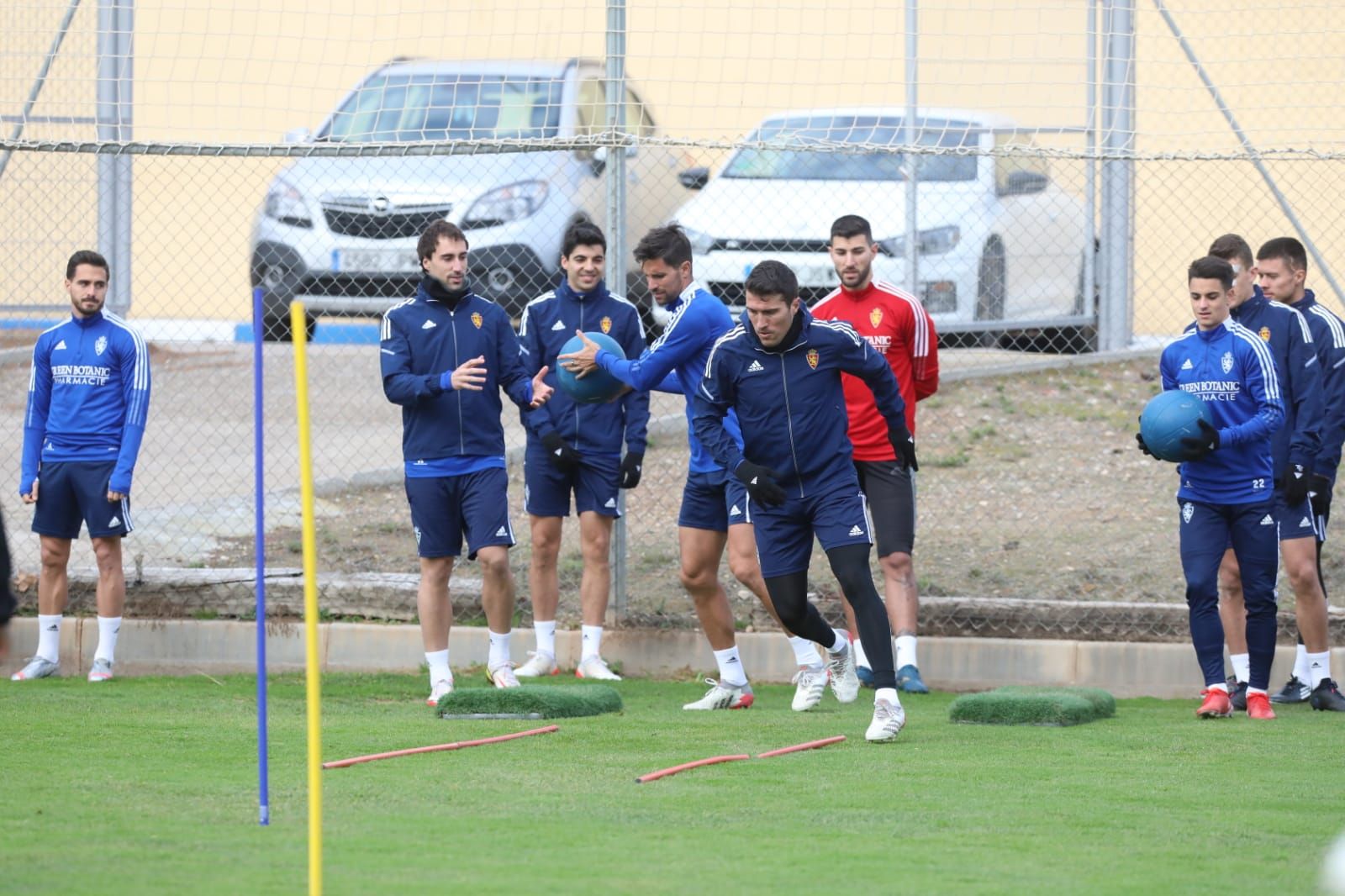 Fotogalería | El Real Zaragoza vuelve a los entrenamientos en grupo tras superar los test con el único positivo de Chavarría