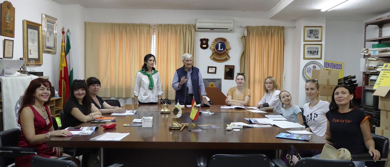 El profesor Cristóbal Herrero, de 91 años, junto a la presidenta del Club de Leones Málaga-Limonar y las alumnas ucranianas.