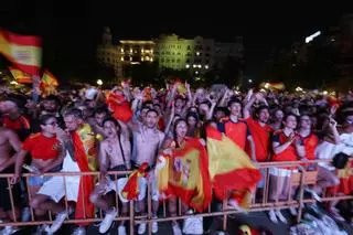 Así está viviendo la plaza del Ayuntamiento de València la final del Mundial de España