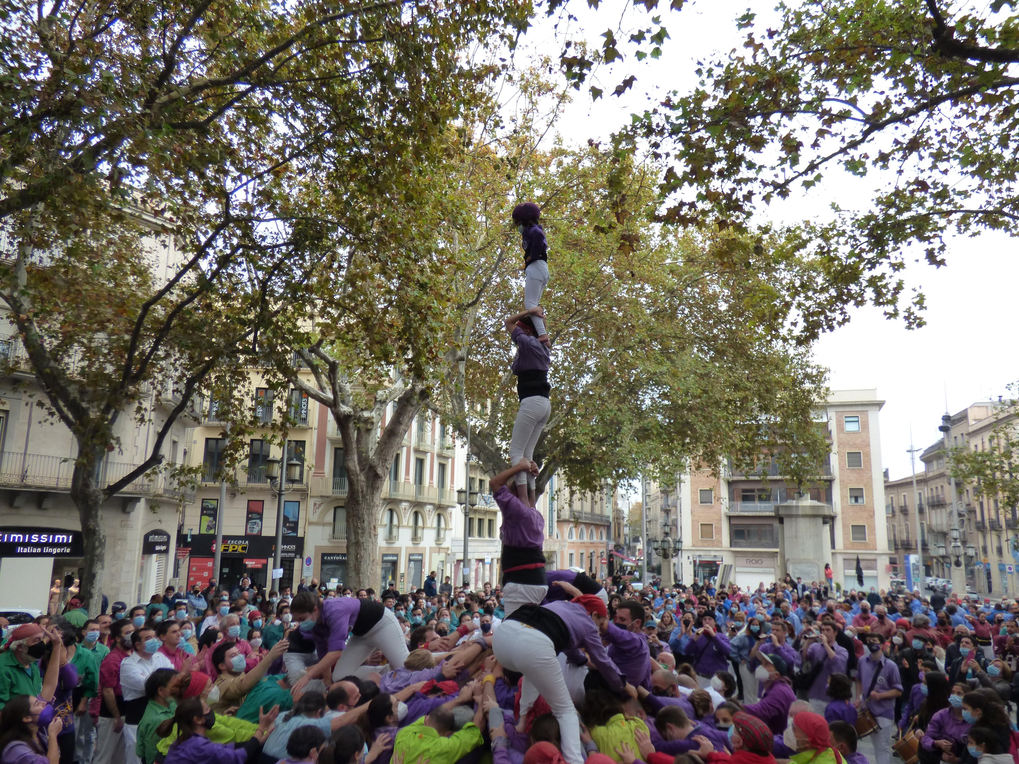 Onze colles castelleres es reuneixen a Figueres en la trobada de tardor de Colles del Nord