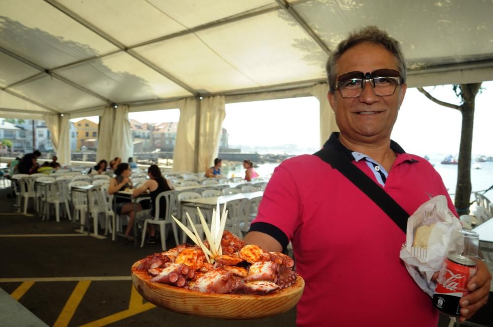 El pulpo en todas sus variedades toma el paseo marítimo de A Illa - El Club de Piragüismo organiza el último evento gastronómico del verano para conseguir financiación para la presente temporada