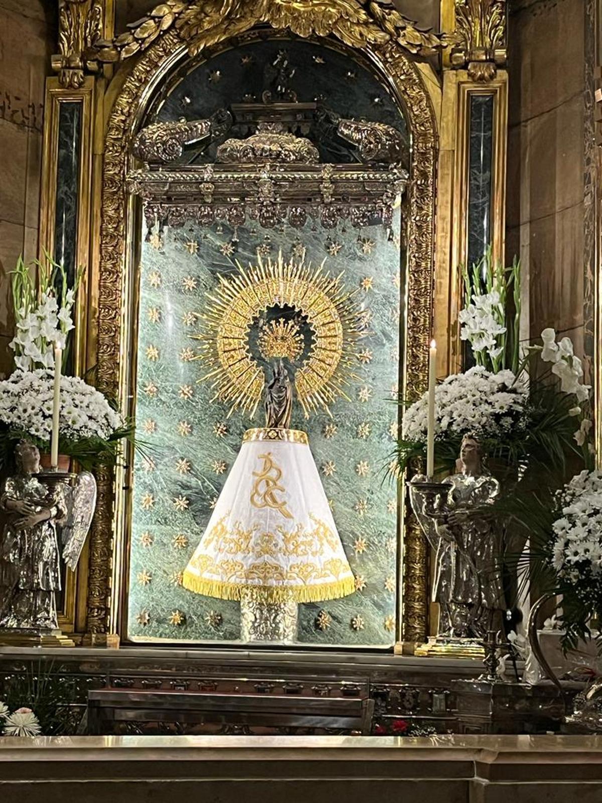 La Virgen del Pilar luce un manto donado por la Denominación de Origen  Cariñena