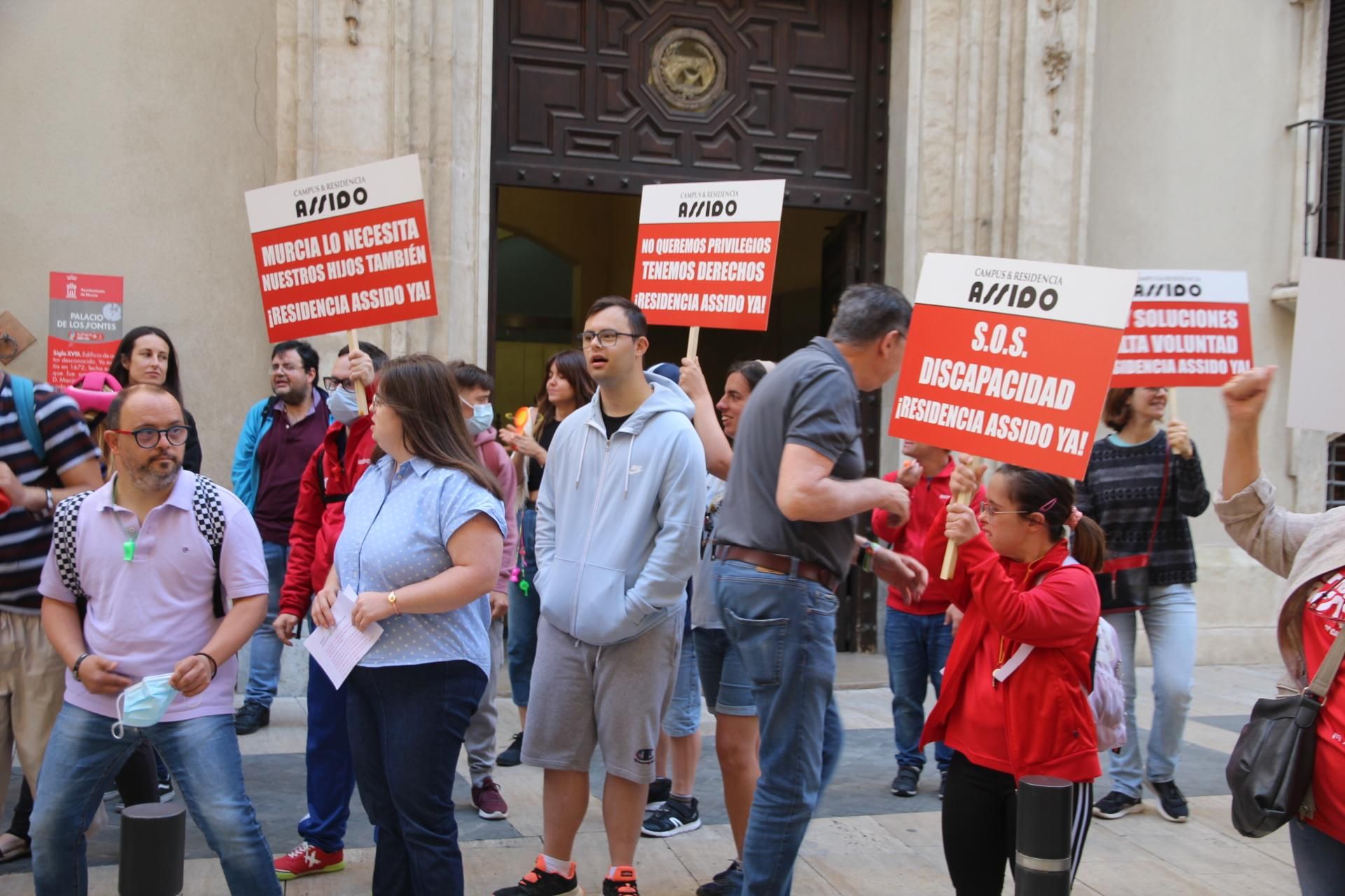 Concentración de Assido en Murcia ante la CHS