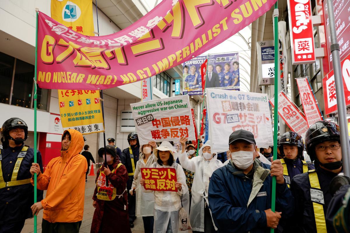 Los líderes del G7 visitan el Memorial Park para las víctimas de la bomba atómica en Hiroshima, entre protestas