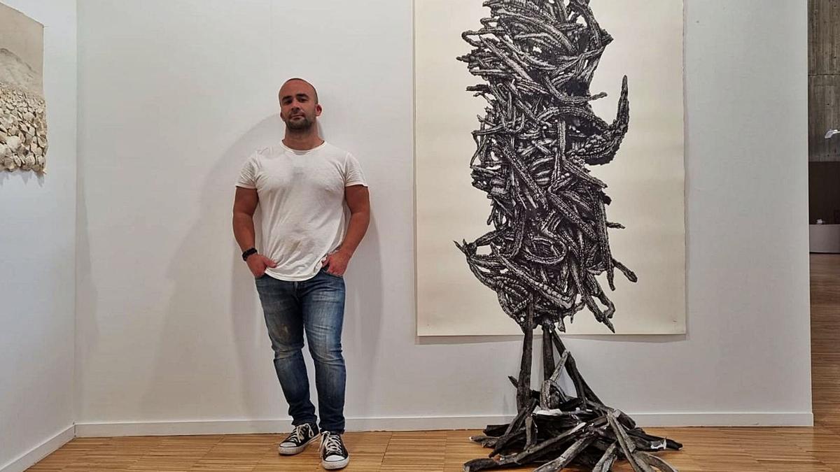Marco Alom posa junto a su obra. | | EL DÍA