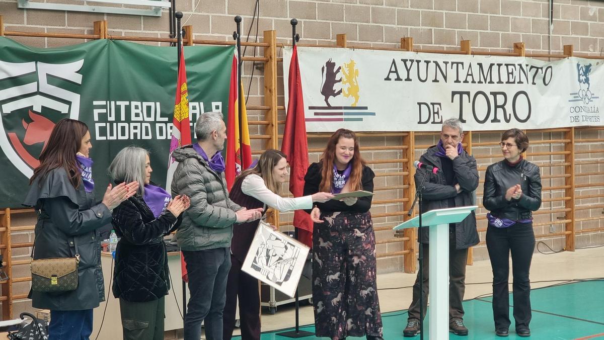 Entrega del reconocimiento a Cristina Oliveros.