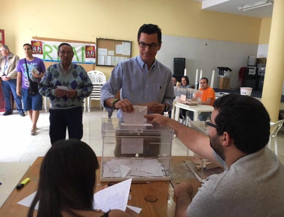 El candidato de Coalición Canaria al Congreso por Las Palmas, Pablo Rodríguez depositó hoy su voto.