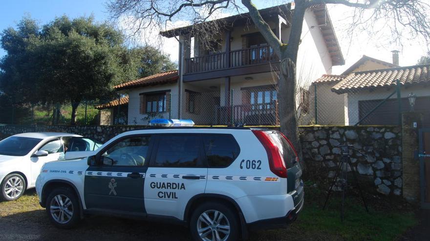 Guardia Civil custodiando una de las viviendas registradas por el crimen de Ardines