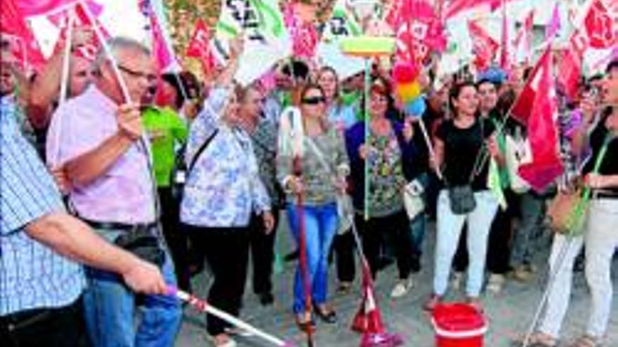 Trabajadores de la limpieza protestan por el bloqueo del convenio colectivo