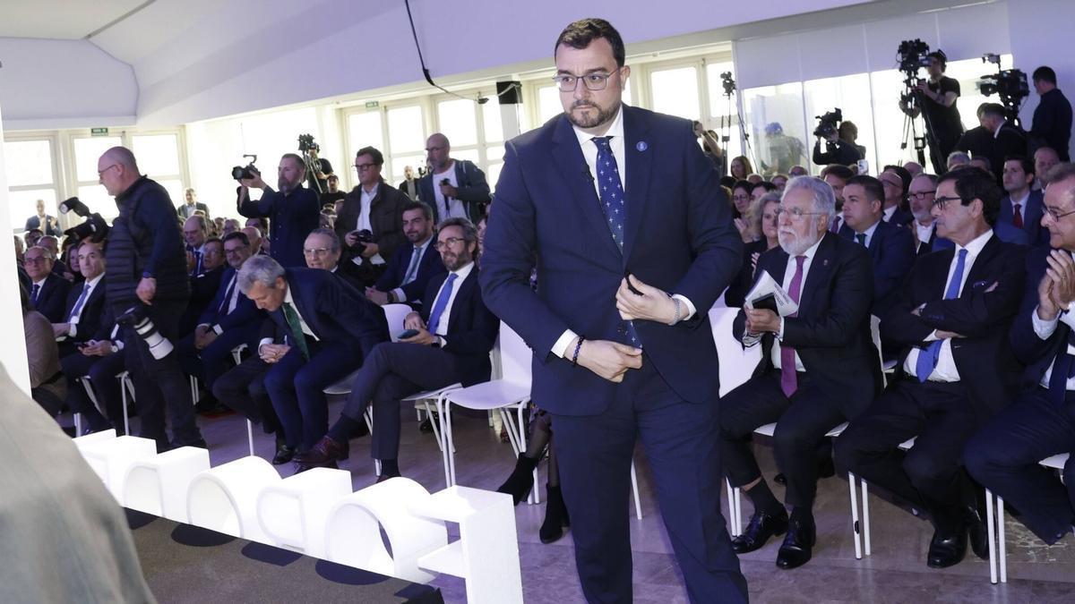 Barbón, sobre la filtración de mensajes privados de Sánchez: "Como abran conversaciones de Whatsapp de muchos de nosotros, a ver quién es el guapo que las resiste"