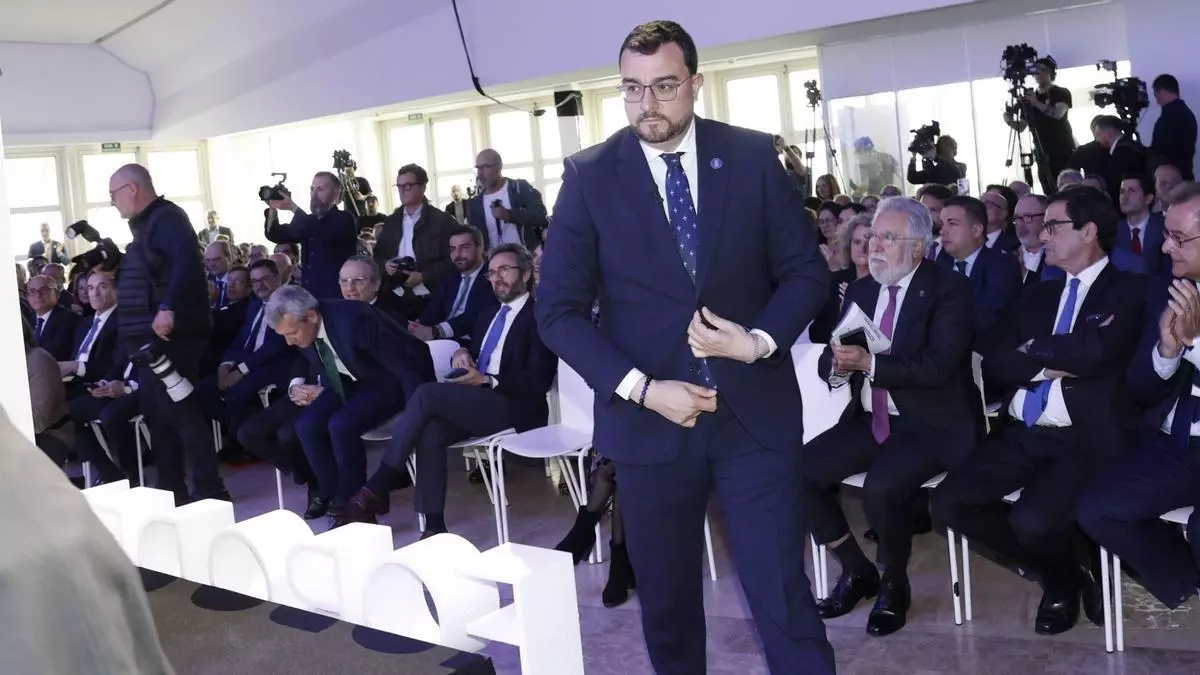 Barbón sobre la filtración de mensajes privados de Sánchez: "Como abran las conversaciones privadas de los que estamos aquí a ver quién es el guapo que las resiste"