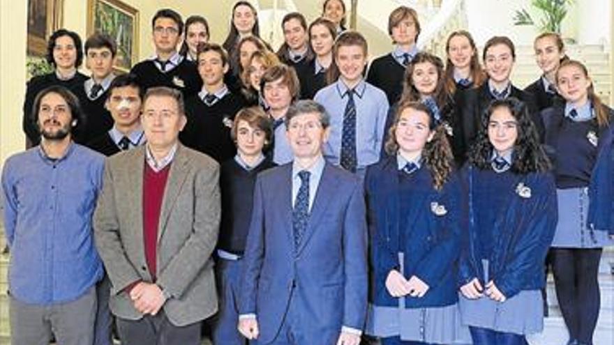 Un grupo de alumnos del colegio privado Elian’s British School visita el salón de plenos municipal