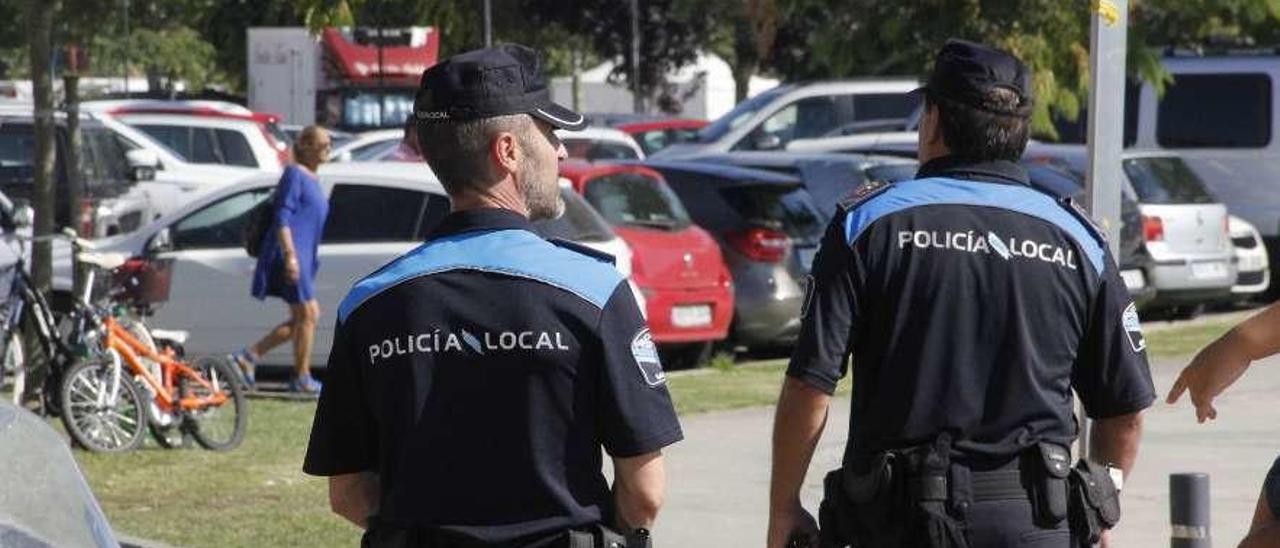 Dos agentes de la Policía Local patrullando en Moaña. // Santos Álvarez