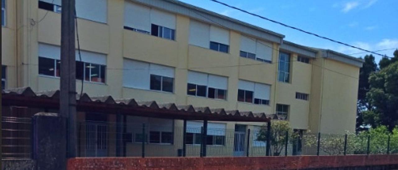 Tejados con uralita en el edificio de los mayores en el colegio de Seara, en Moaña. |   //G.N.