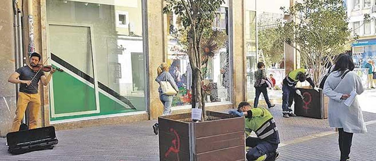 Operarios de Mantenimiento limpiando pintadas.