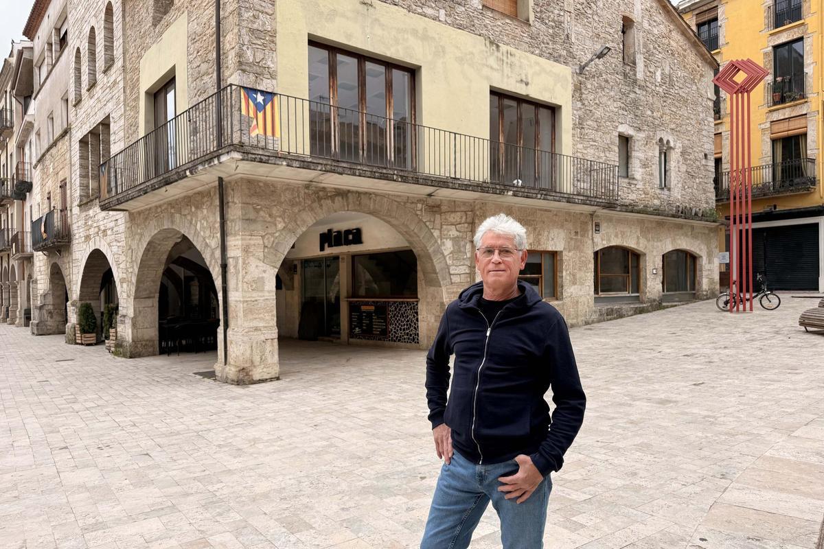 Ferran Garcia davant del mític Bar Plaça de la plaça Major de Banyoles, ja tancat.