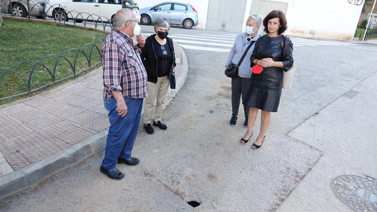 La edil Rosa del Mar Rodríguez con vecinos en Alegría de la Huerta