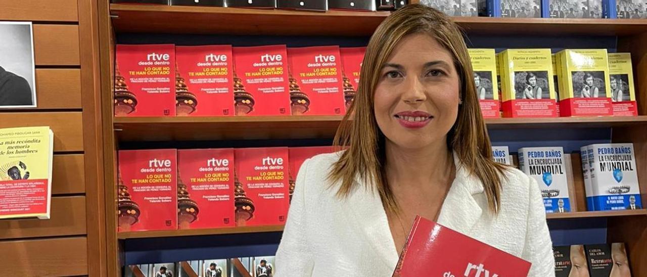 Francisca González en la librería Sinopsis, donde presenta este miércoles, 30 de noviembre, el libro ‘RTVE desde dentro: lo que no te han contado’.