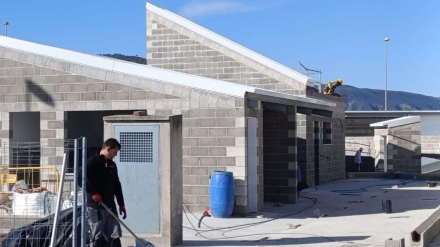 Un operario, en los trabajos de construcción del albergue de animales de Tavernes. | T. Á. C.