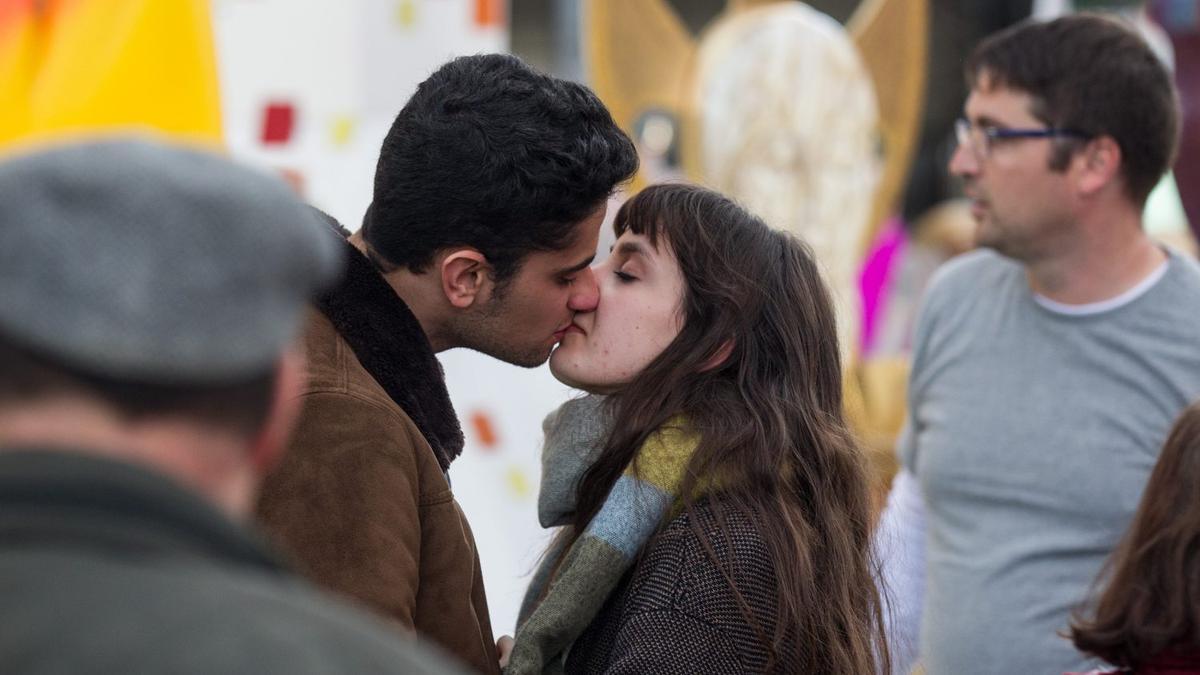 Una pareja dándose un beso. Una de cada cinco se forman tras conocerse por internet.