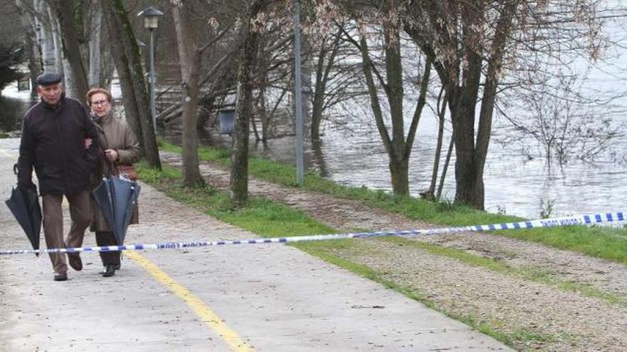 El Miño ha engullido parte del paseo fluvial; en la zona de la Antena está cortado el paso .  // Iñaki Osorio