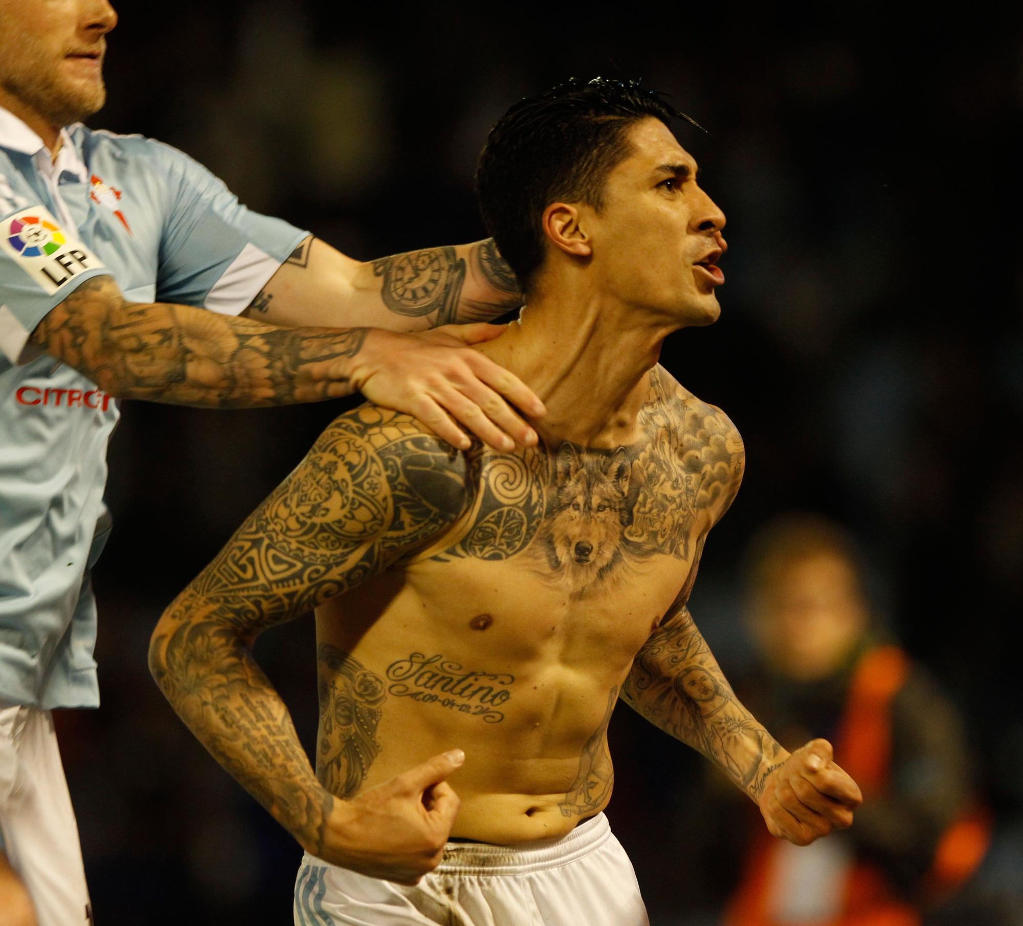 TUCU HERN�NDEZ 16-4-16 Ricardo Grobas Celebra su gol ante el Betis que encarrilaba la clasificaci�n a Europa.jpg