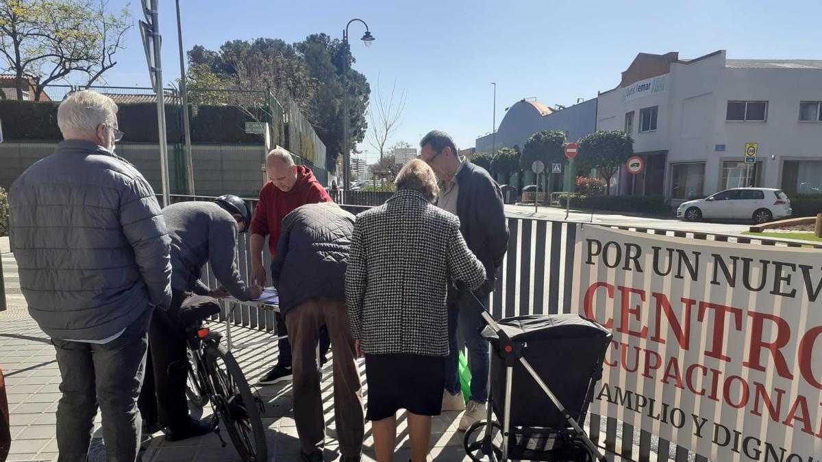Una jornada de recogida de firmas en Quart de Poblet.