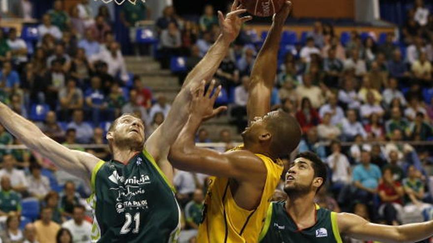 El Unicaja vence y se acerca al &#039;play off&#039;