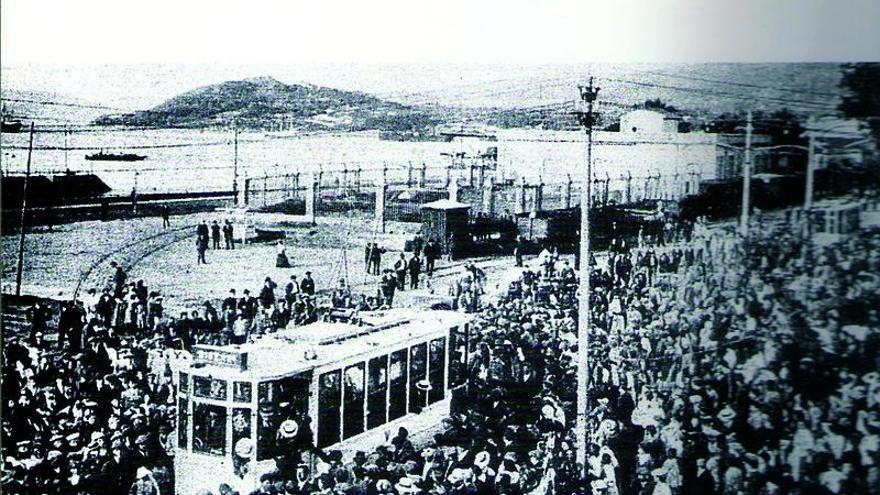 Una multitud rodea el tranvía durante su primer paso por Las Avenidas