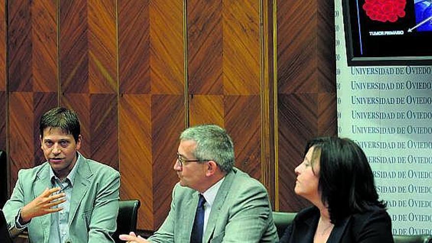 De izquierda a derecha, Guillermo García Santos, Santiago García y Matilde Holscher, directora de la FUO.