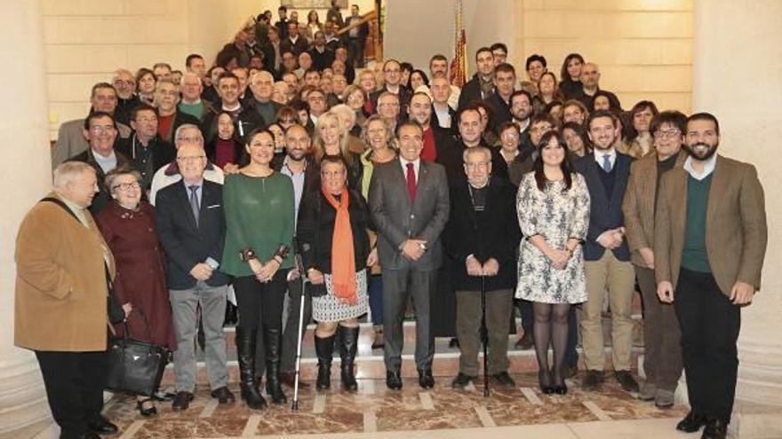 El alcalde, Arturo Torró, y otros concejales del PP, con representantes de entidades a las que subvencionó en 2015, cuando ya no podía hacerlo.