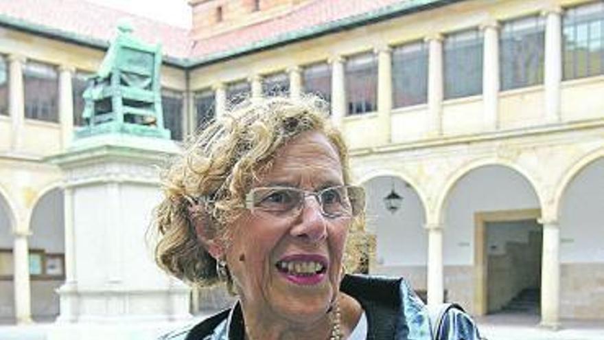 Manuela Carmena, en el edificio histórico de la Universidad de Oviedo.